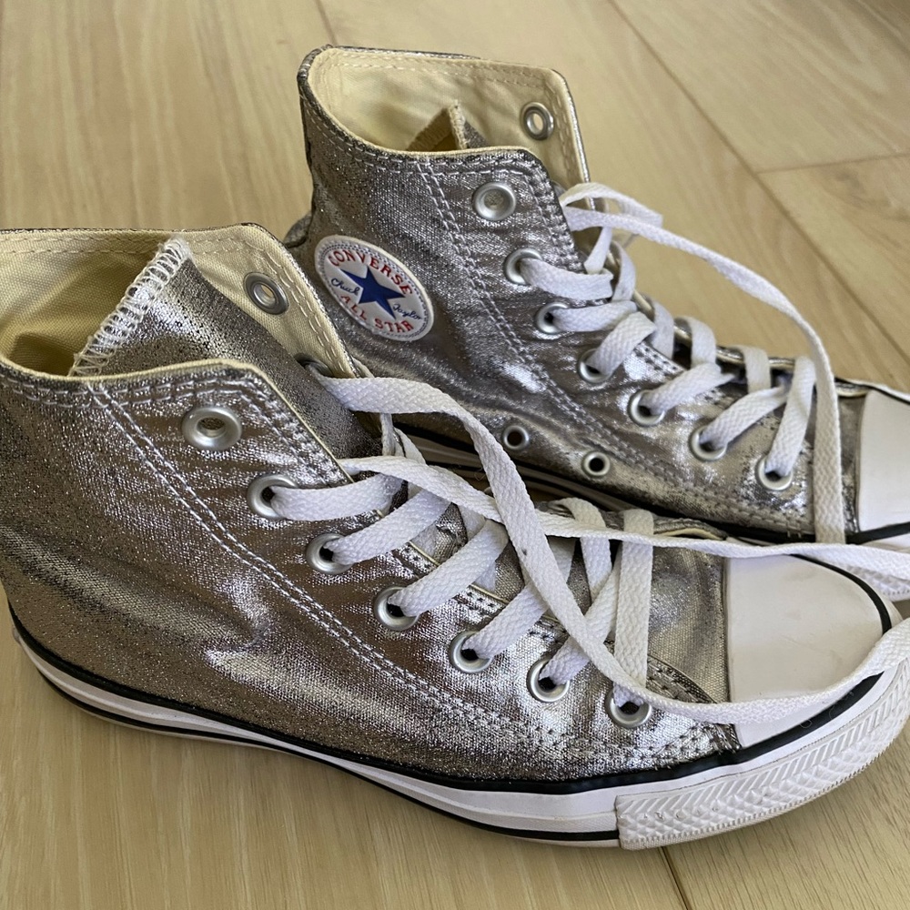 CONVERSE HIGH-TOPS